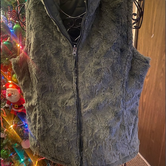 Woman’s reversible Free Country Vest - Picture 4 of 11